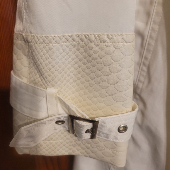 Beautiful ivory and white spring coat - Picture 3 of 10